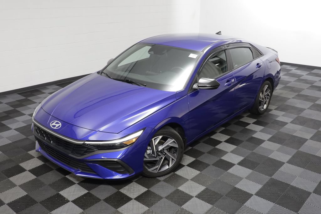 Used 2025 Hyundai Elantra Sport FWD image 2