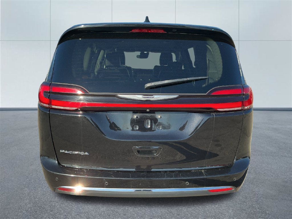 Used 2024 Chrysler Pacifica Touring-L FWD image 4