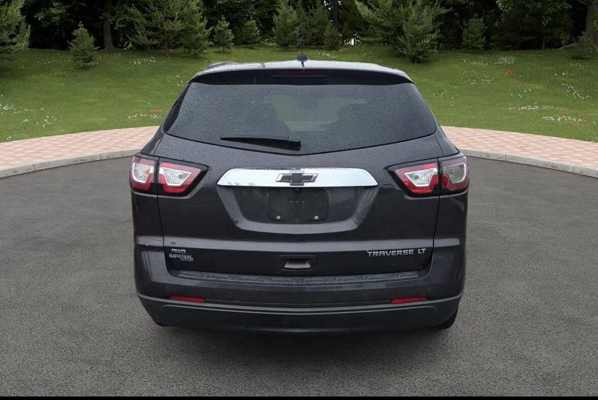Used 2016 Chevrolet Traverse LT w/ Style and Technology Package image 2
