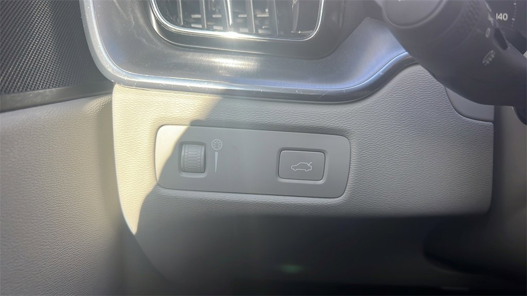 Used 2018 Volvo XC60 T5 Momentum w/ Vision Package image 28