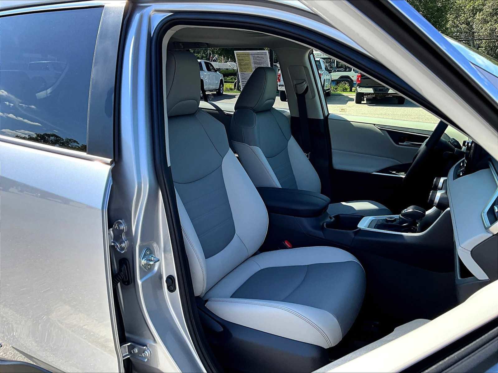 Used 2025 Toyota RAV4 XLE Premium image 11