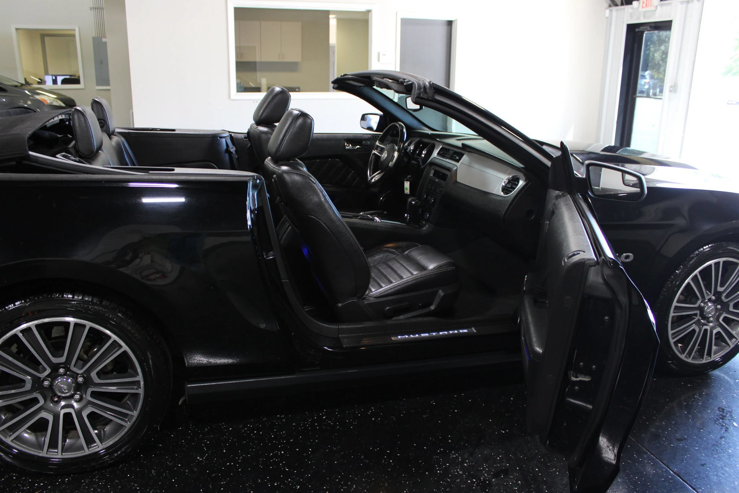 Used 2011 Ford Mustang GT Premium w/ Comfort Pkg RWD image 40