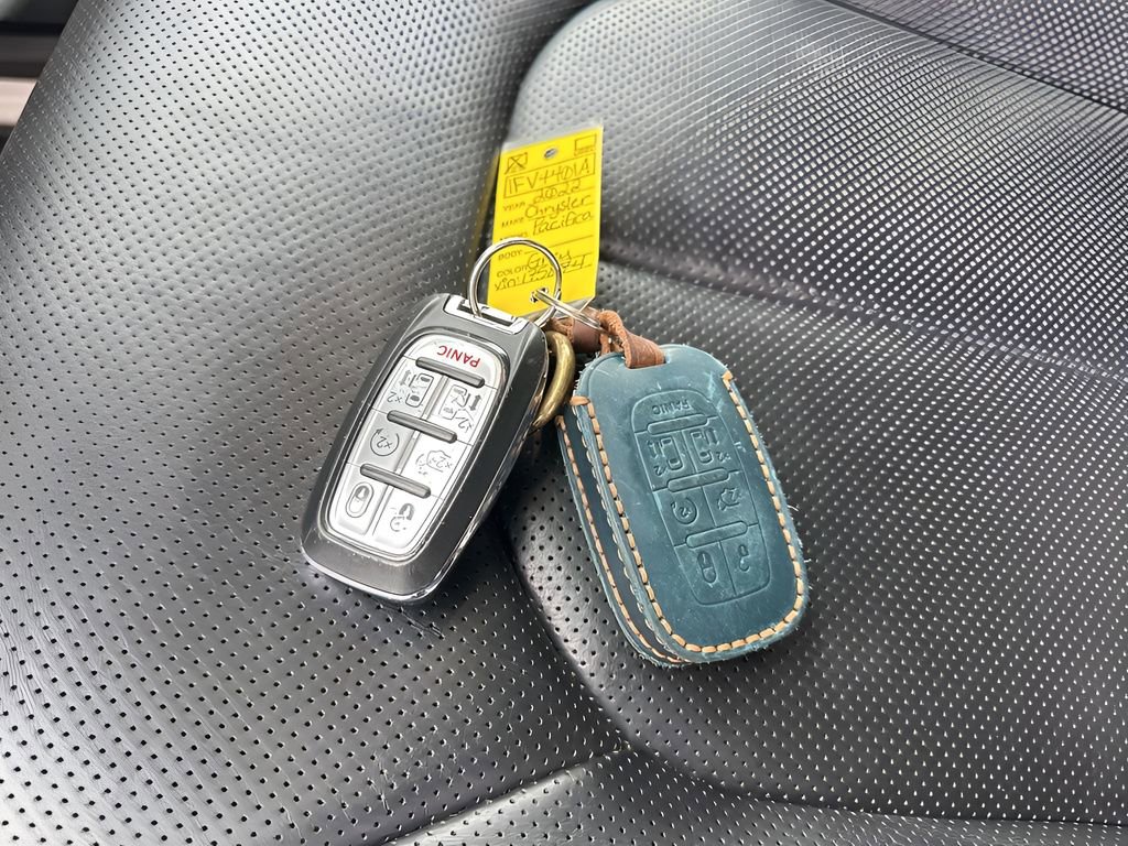 Used 2022 Chrysler Pacifica Limited image 37