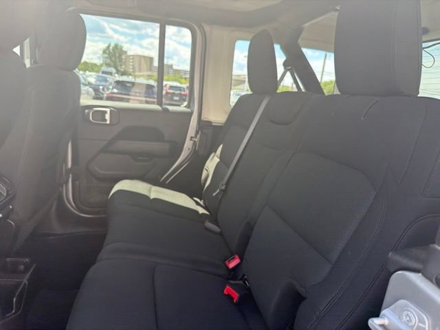 Used 2018 Jeep Wrangler Unlimited Sahara AWD/4WD image 21
