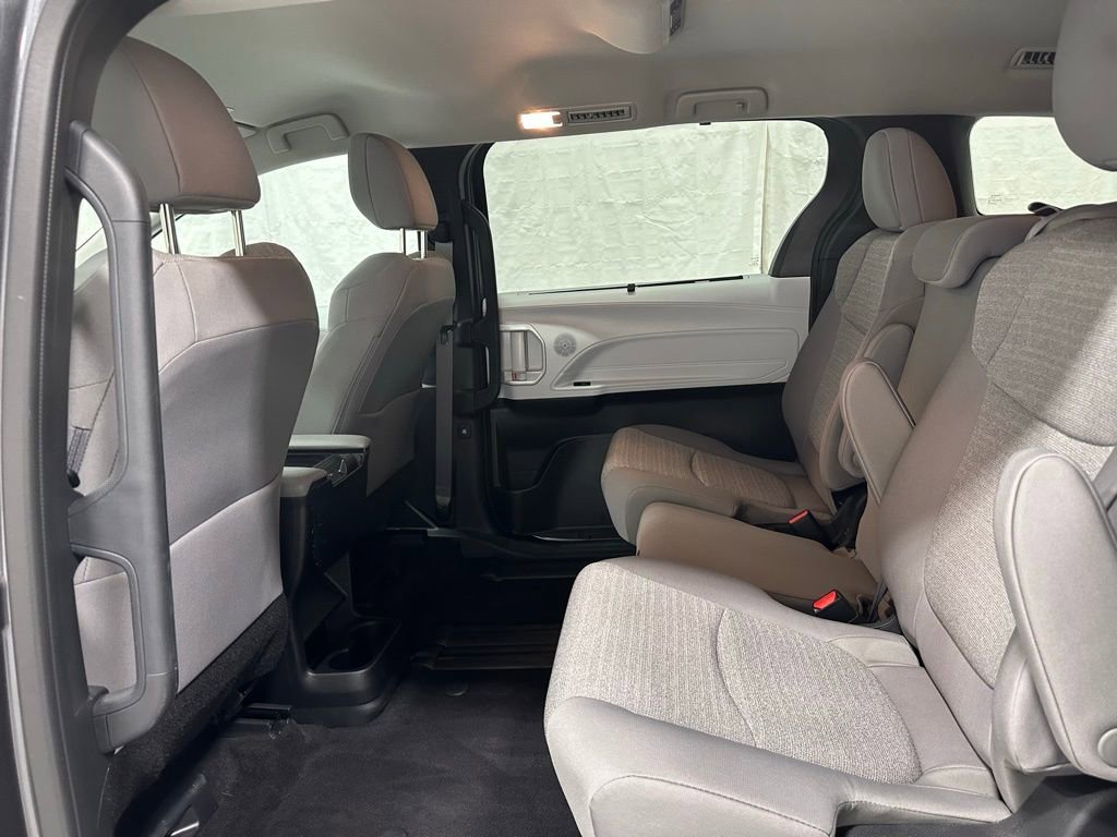 Used 2025 Toyota Sienna LE image 47