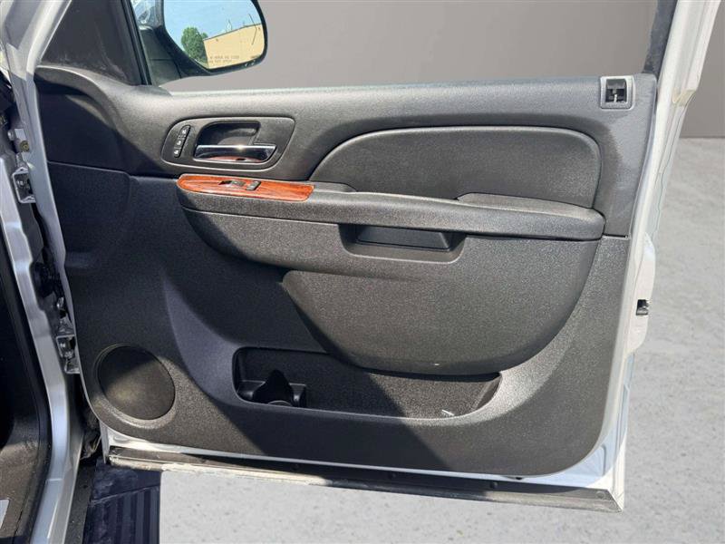 Used 2014 Chevrolet Suburban LTZ RWD image 32