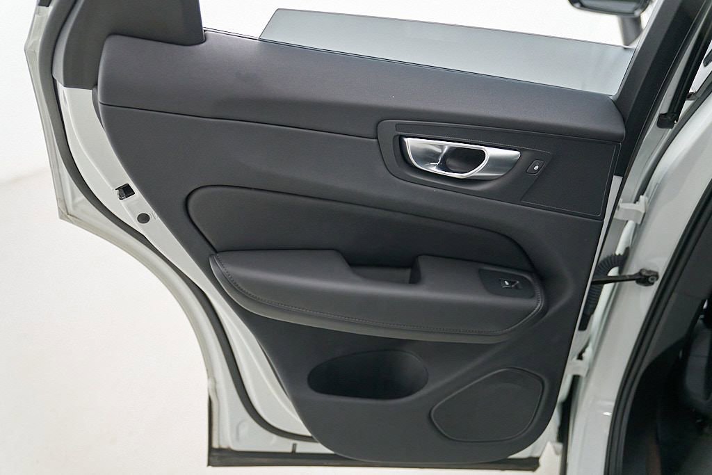 Certified 2025 Volvo XC60 B5 Plus AWD/4WD image 20