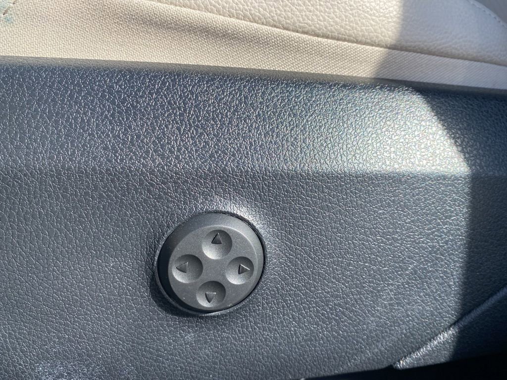 Used 2024 Mercedes-Benz GLC 300 4MATIC image 24