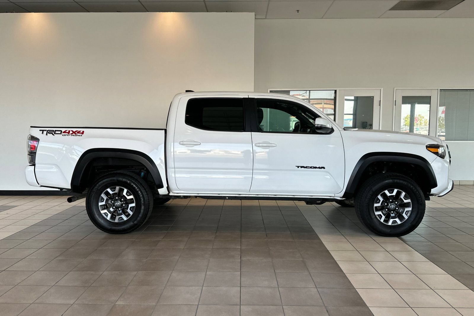 Certified 2022 Toyota Tacoma TRD Off-Road w/ Technology Package AWD/4WD image 3