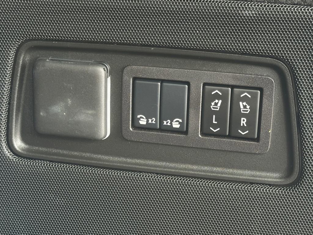 Used 2025 Cadillac Escalade Premium Luxury image 33