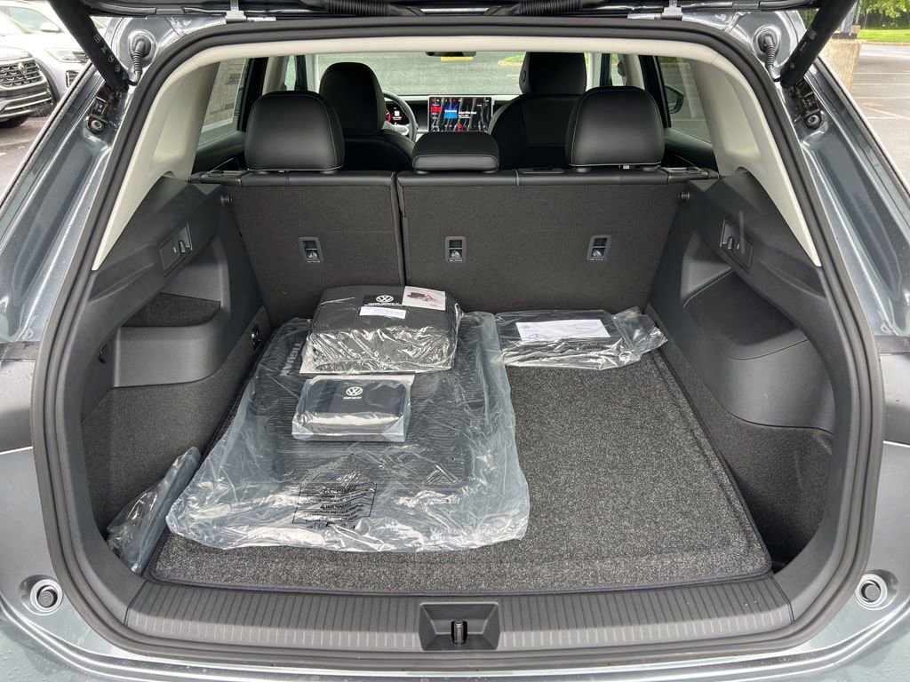 New 2026 Volkswagen Tiguan SE FWD image 13
