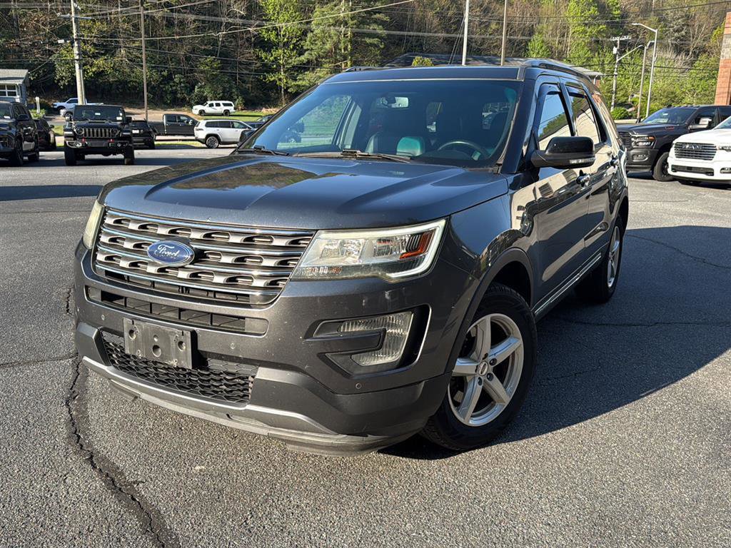Used 2017 Ford Explorer XLT w/ Equipment Group 202A AWD/4WD image 1