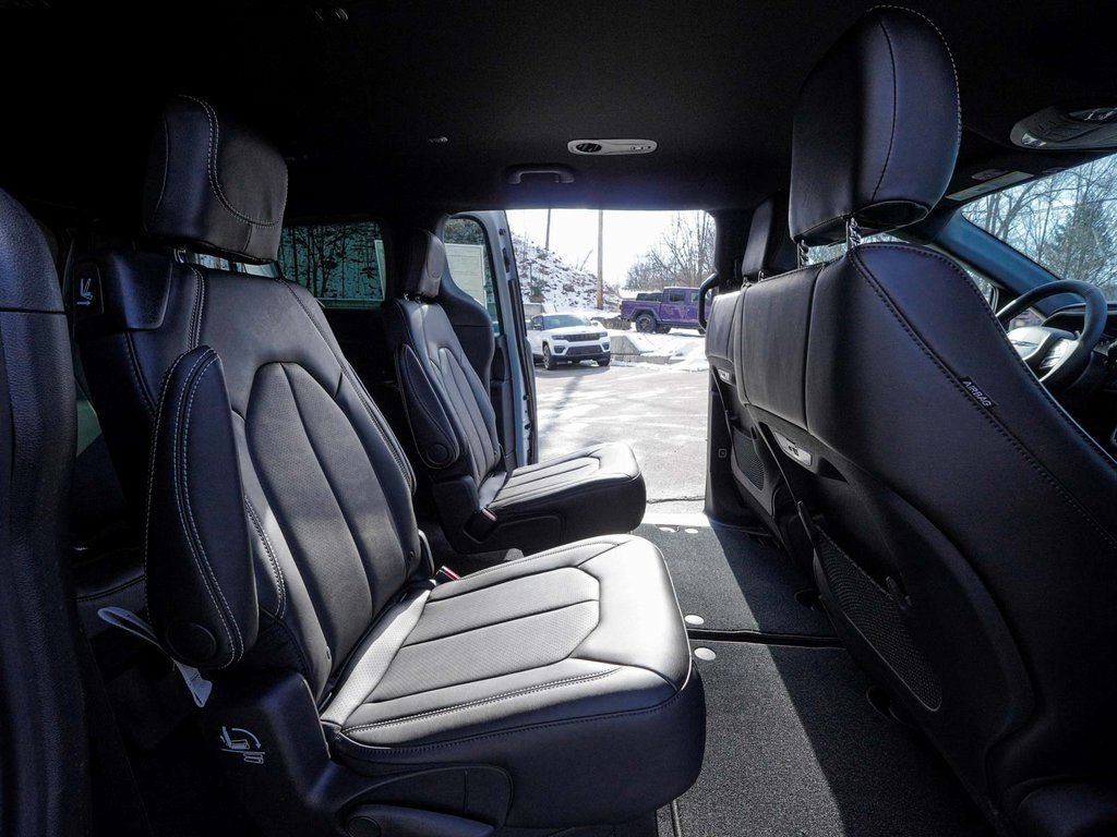 New 2026 Chrysler Pacifica Select FWD image 36