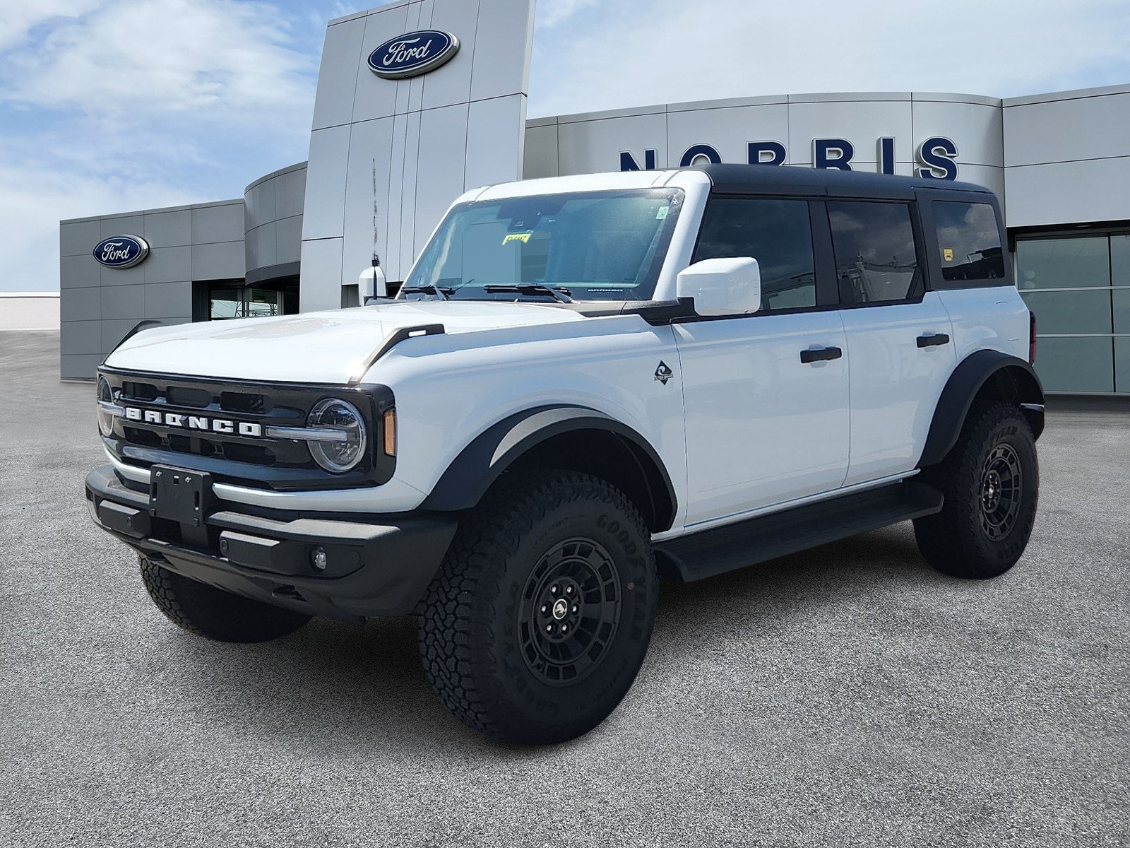 New 2026 Ford Bronco Outer Banks w/ Sasquatch Package AWD/4WD image 2