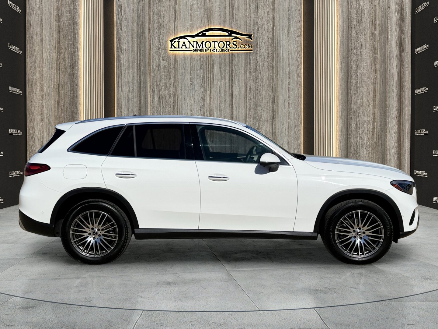 Used 2025 Mercedes-Benz GLC 300 4MATIC image 9