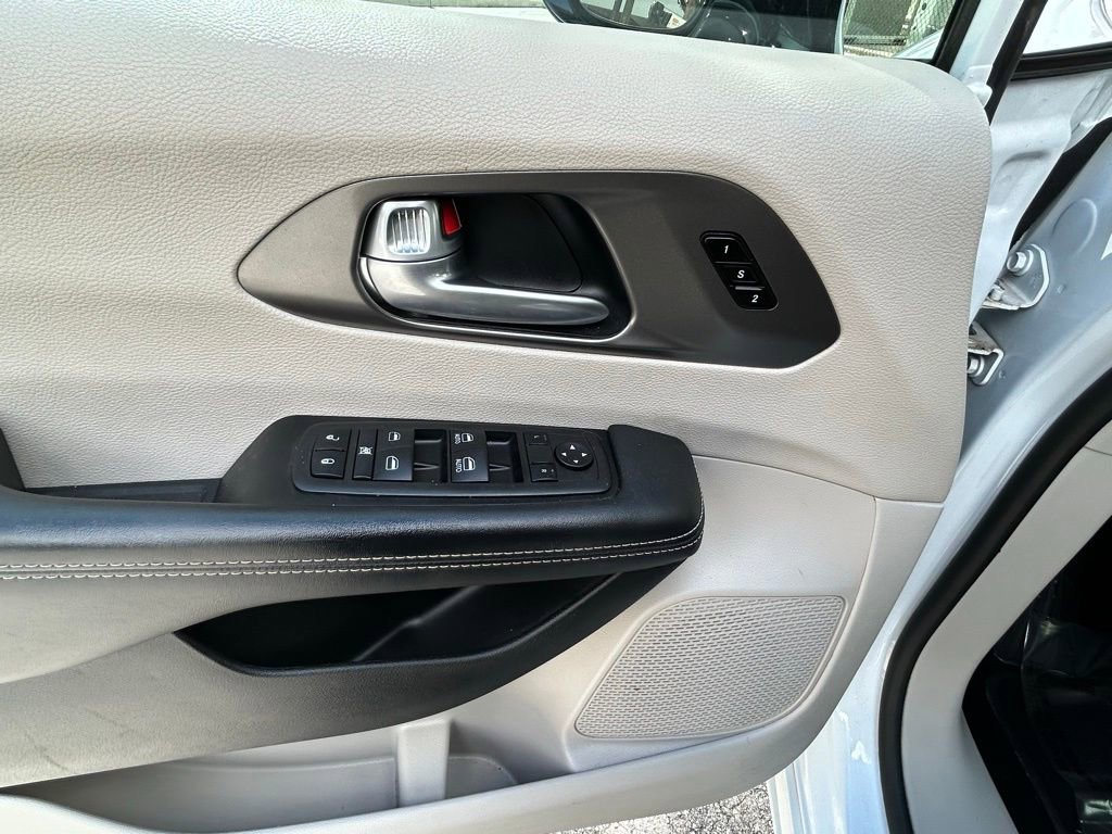 Certified 2024 Chrysler Pacifica Touring-L image 16