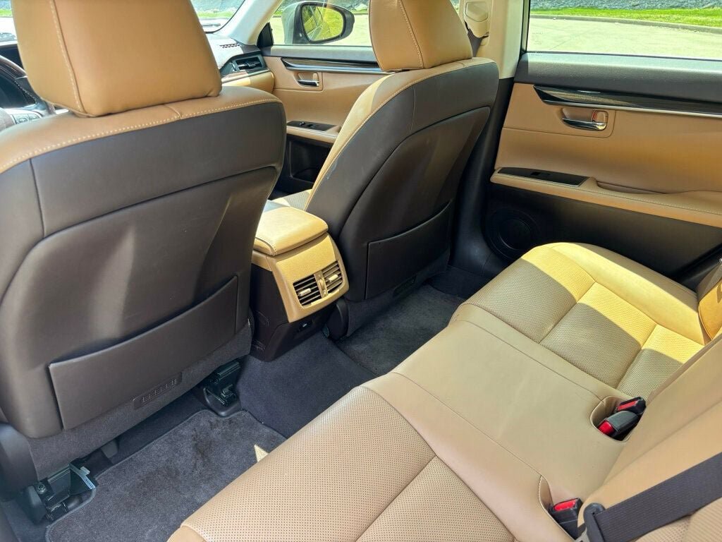 Used 2016 Lexus ES 350 w/ Premium Package w/Wood Trim FWD image 16