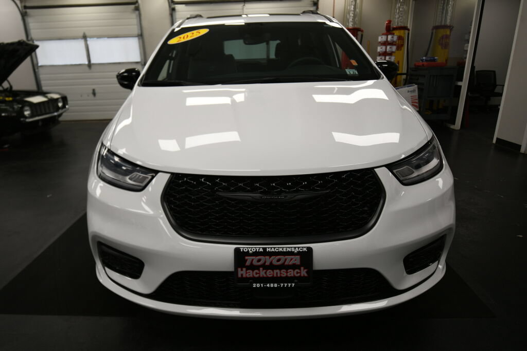 Used 2025 Chrysler Pacifica Limited FWD image 3