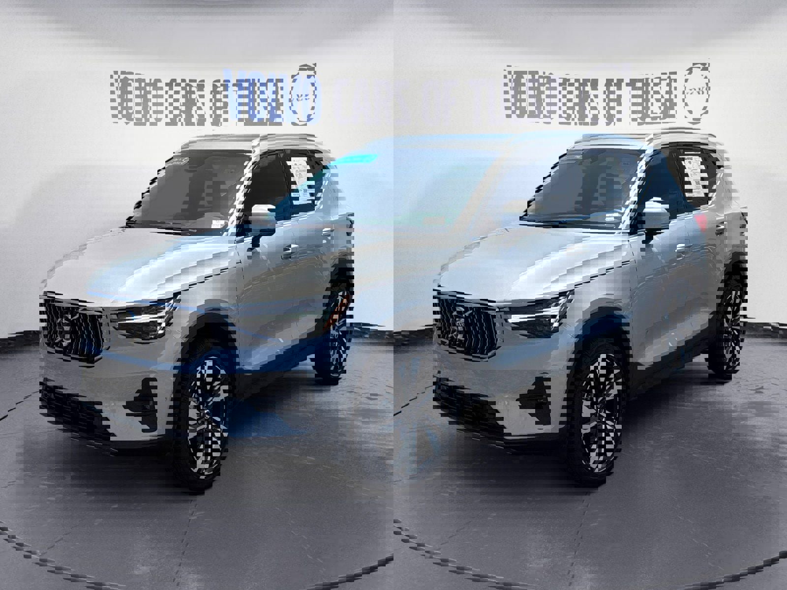 New 2025 Volvo XC40 B5 Plus w/ Protection Package Premier video 1