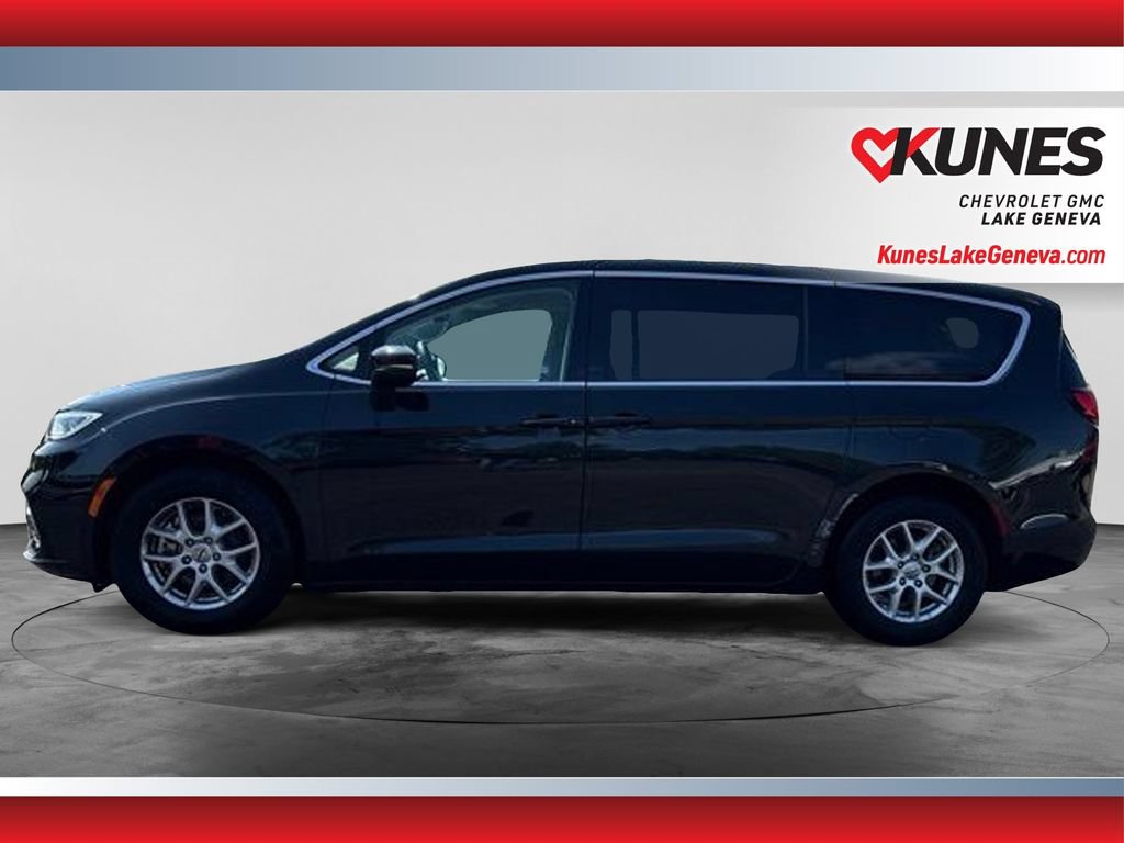 Used 2023 Chrysler Pacifica Touring-L FWD image 9