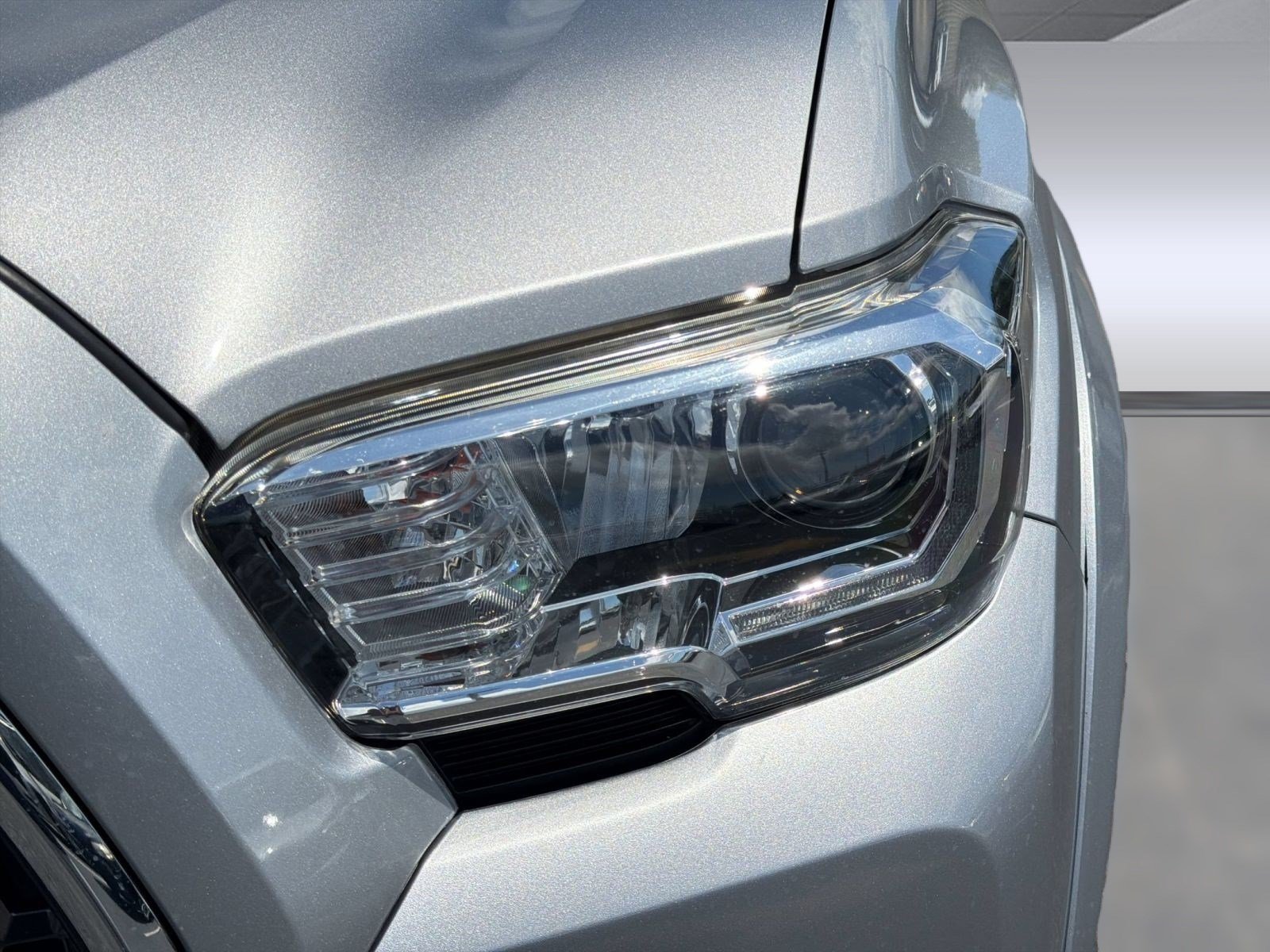 Used 2019 Toyota Tacoma TRD Sport AWD/4WD image 10