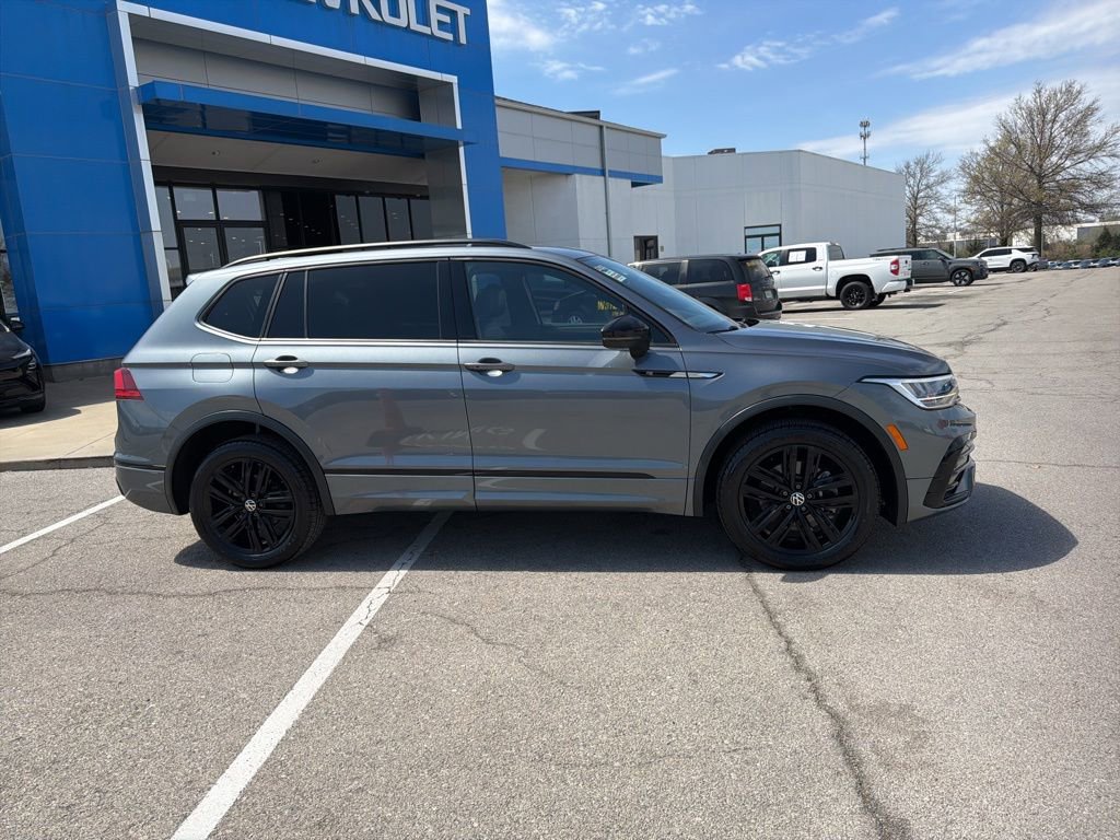 Used 2022 Volkswagen Tiguan SE R-Line AWD/4WD image 2