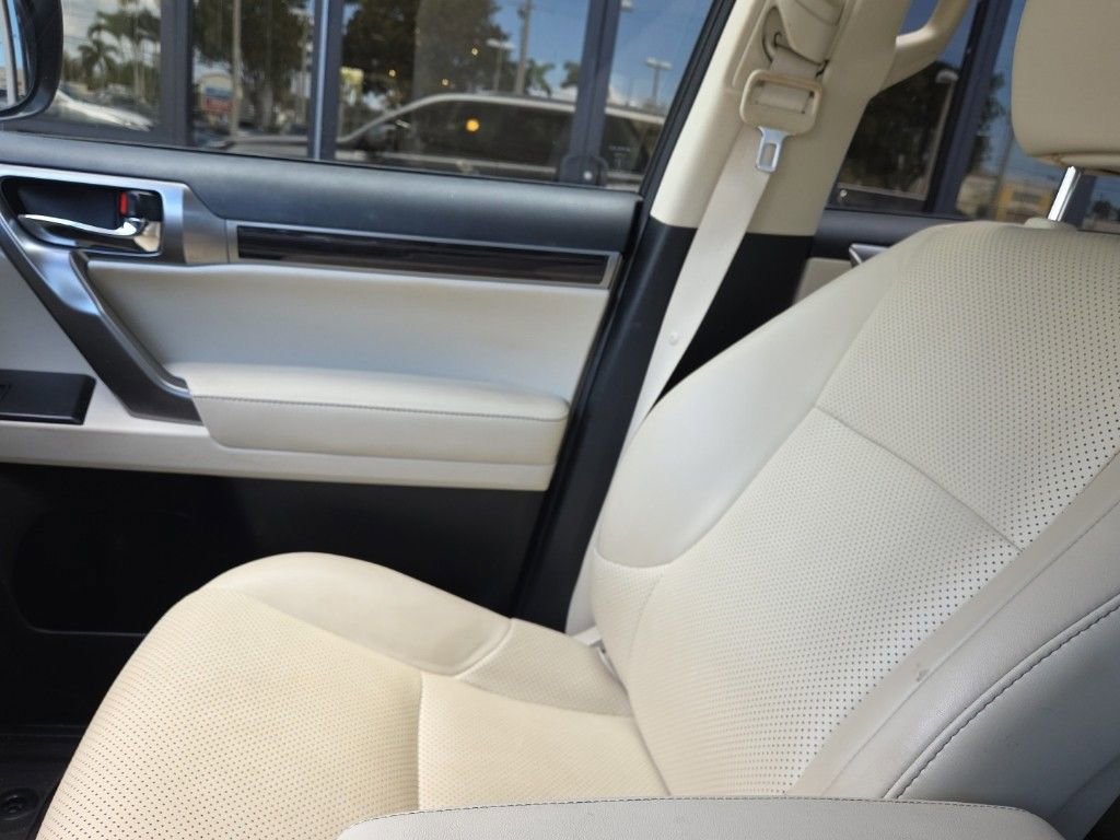 Used 2023 Lexus GX 460 Luxury w/ Accessory Package image 24