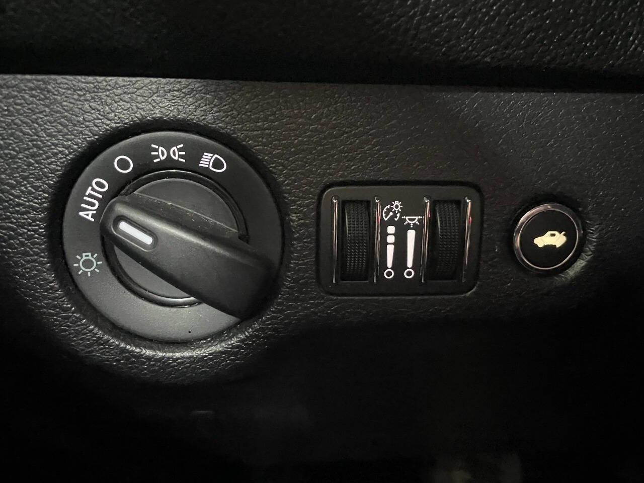 Used 2019 Dodge Challenger SXT image 40