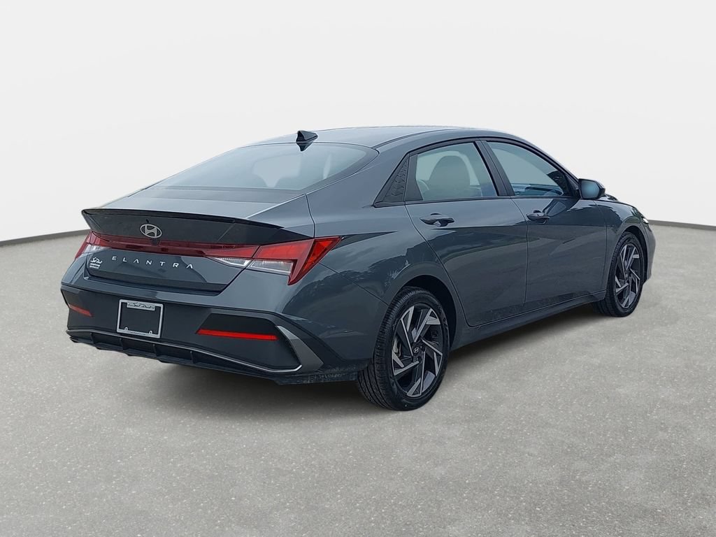 Used 2025 Hyundai Elantra Sport FWD image 5