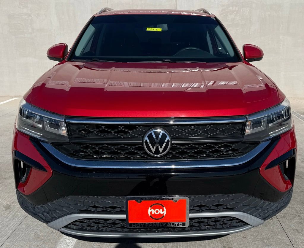 Certified 2022 Volkswagen Taos SE image 2