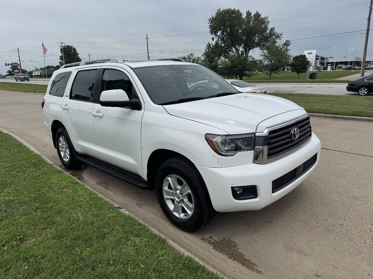 Used 2018 Toyota Sequoia SR5 w/ Premium Package AWD/4WD image 7