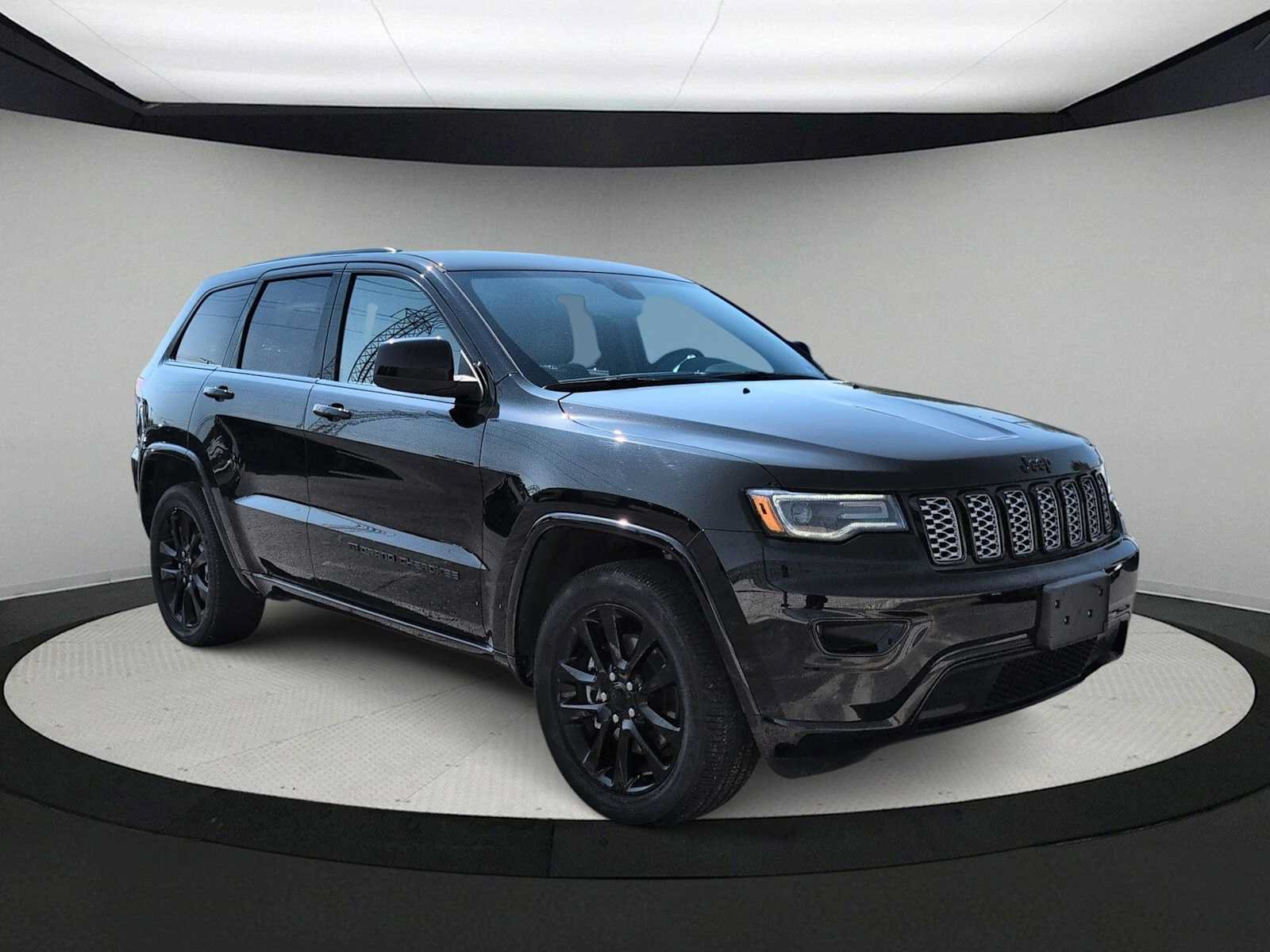 Used 2022 Jeep Grand Cherokee Laredo X AWD/4WD image 2