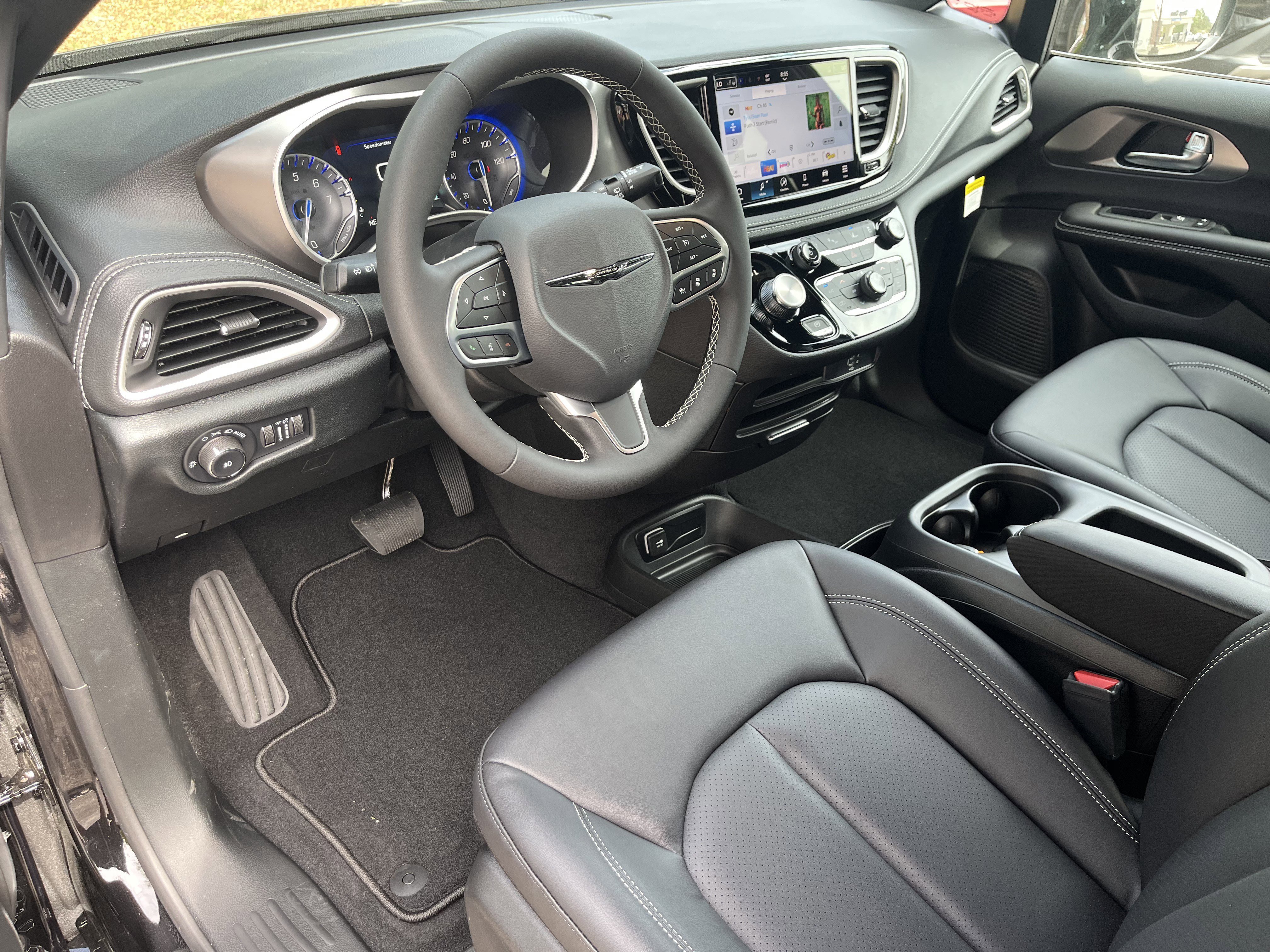 New 2026 Chrysler Pacifica Select image 9