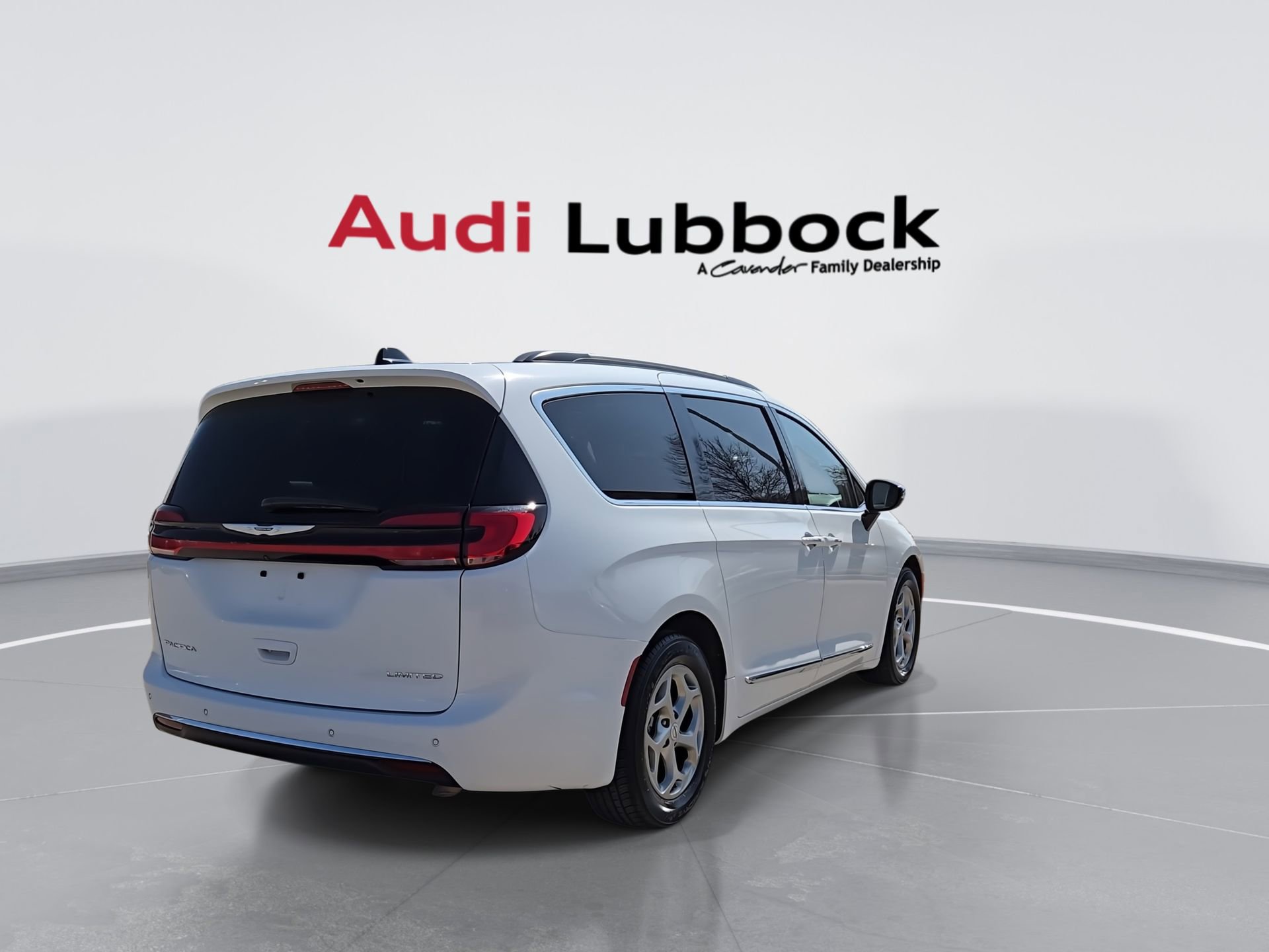 Used 2023 Chrysler Pacifica Limited image 8