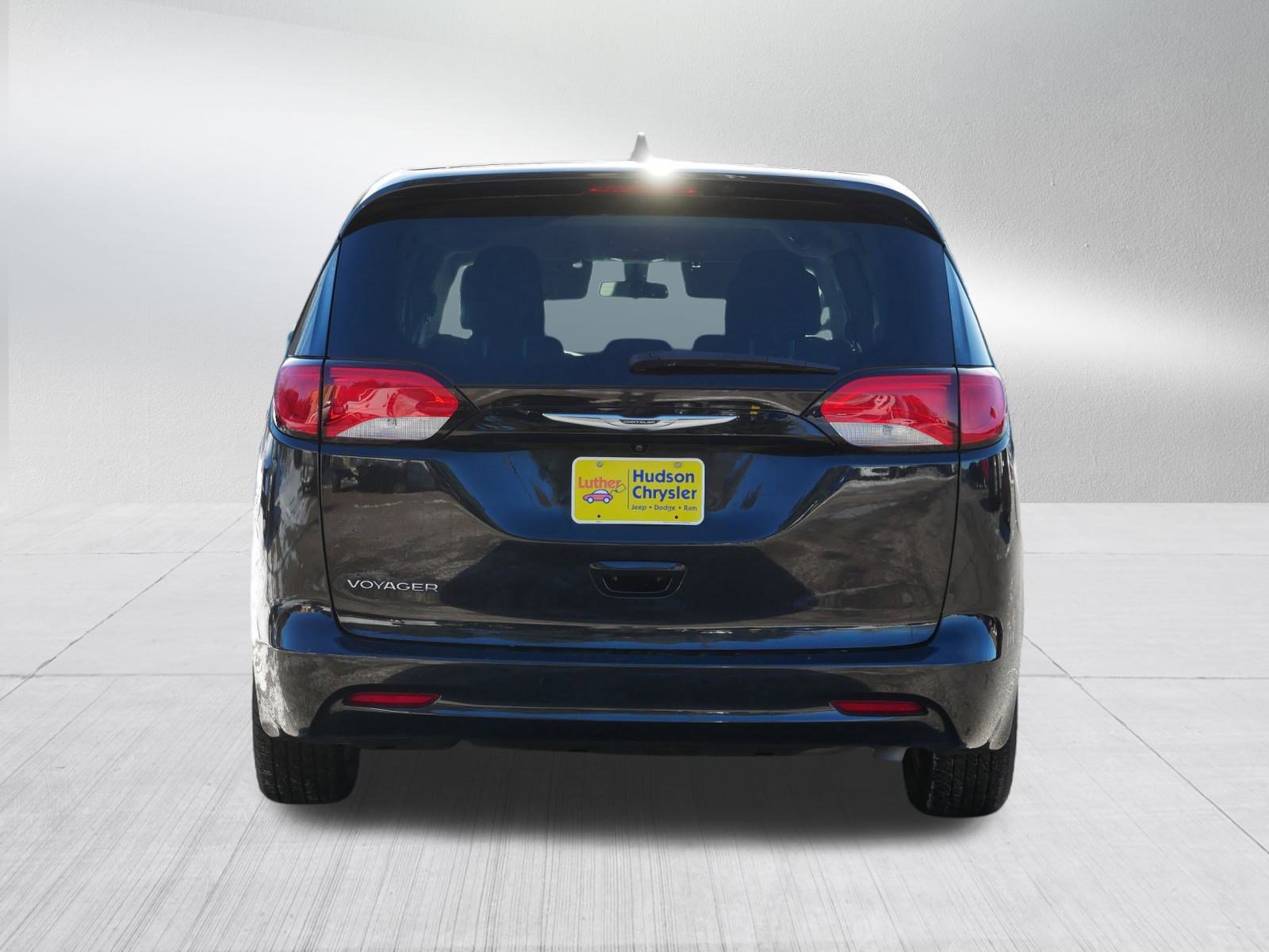 Used 2022 Chrysler Voyager LX image 6
