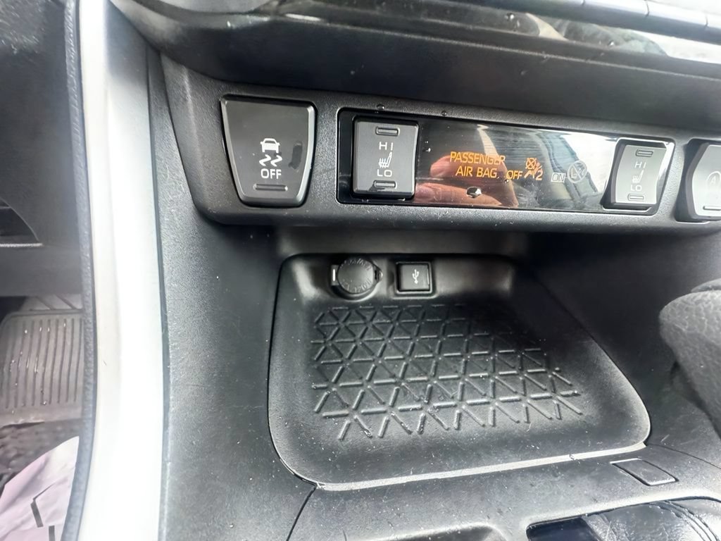 Used 2022 Toyota RAV4 XLE w/ Convenience Package AWD/4WD image 14