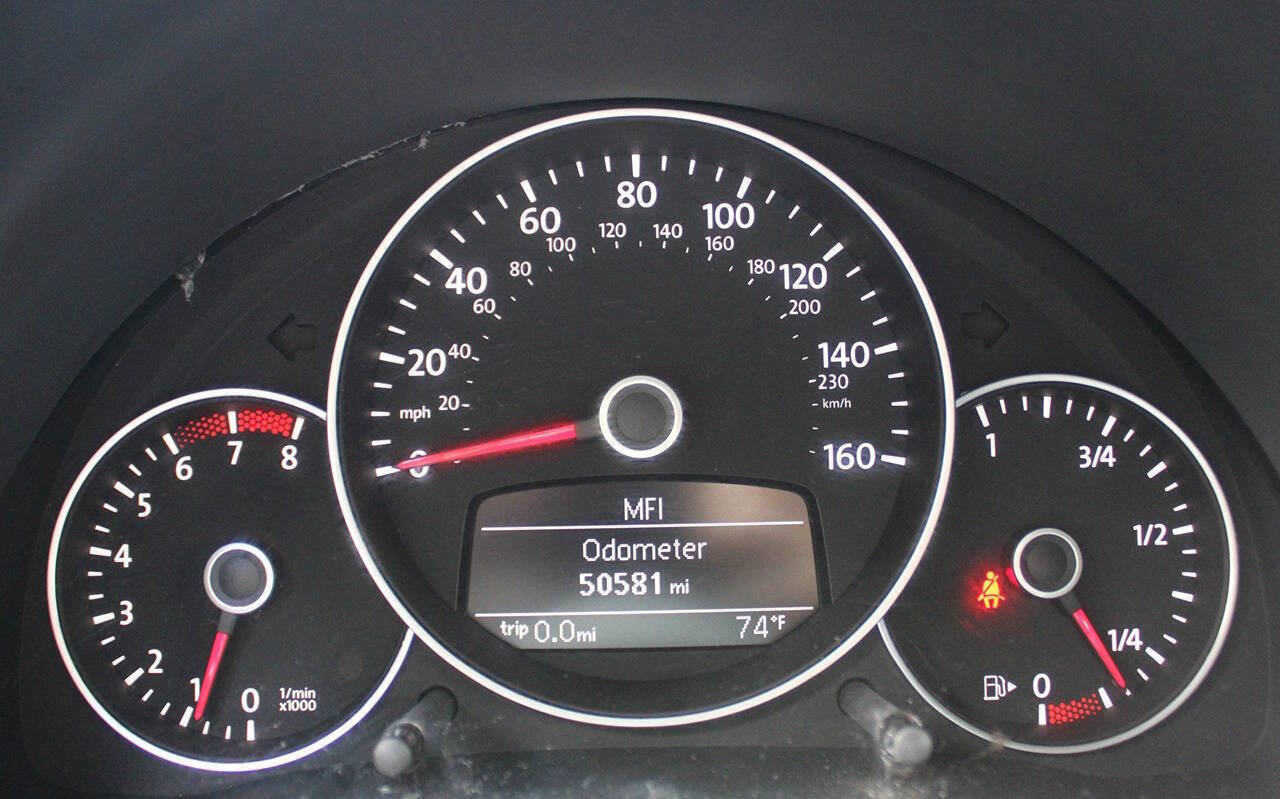 Used 2012 Volkswagen Beetle 2.0T FWD image 22