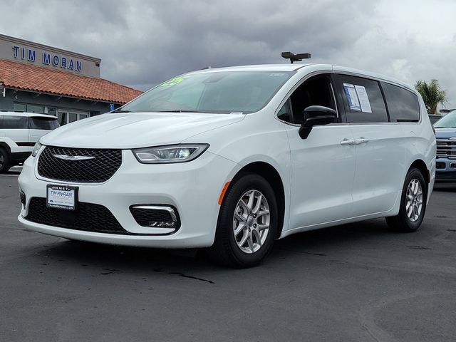 Used 2025 Chrysler Pacifica Select image 5