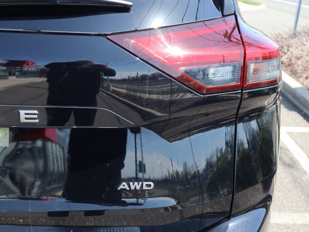 Certified 2025 Nissan Rogue SV image 32