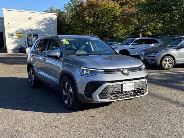 Used 2025 Volkswagen Taos SE AWD/4WD image 2