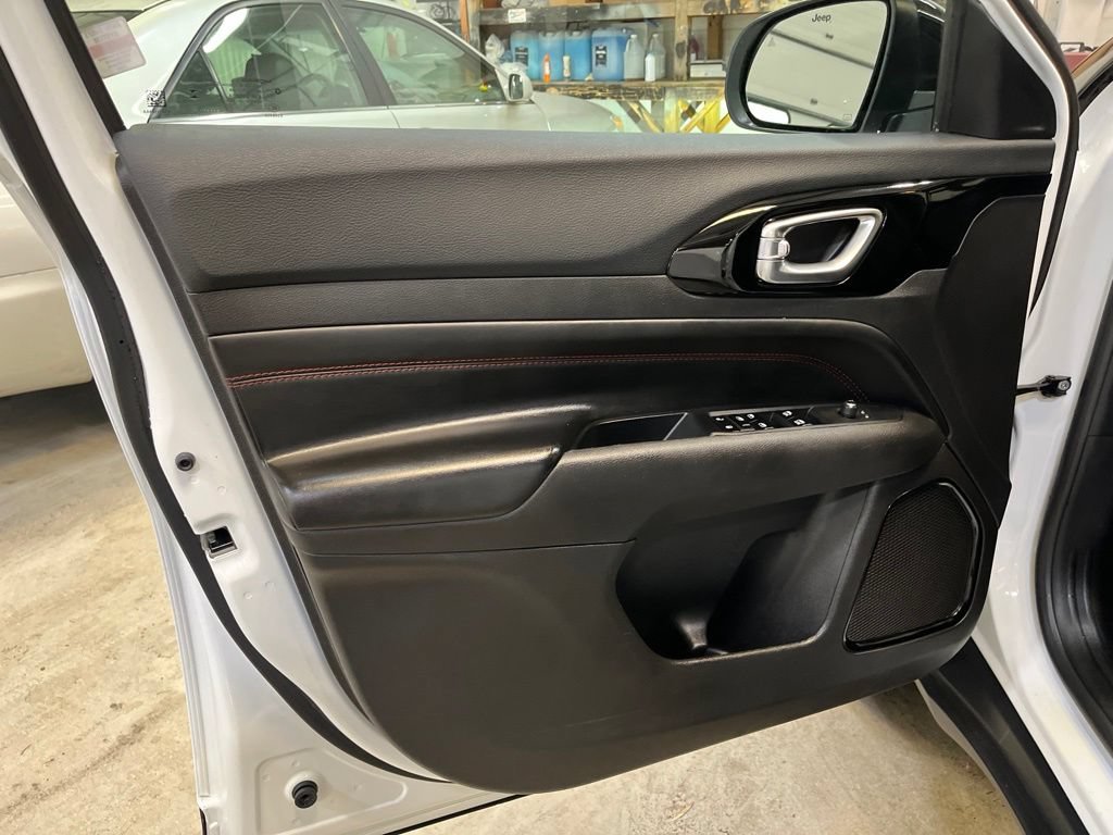 Used 2025 Jeep Compass Trailhawk AWD/4WD image 12