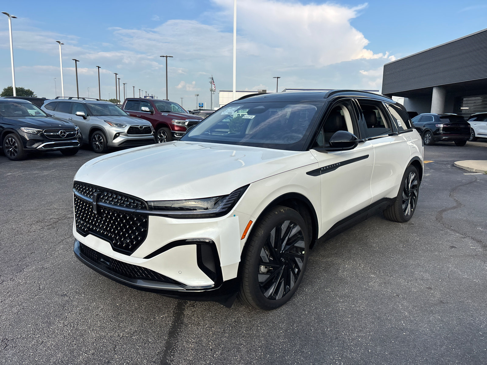 New 2026 Lincoln Nautilus Reserve AWD/4WD image 3