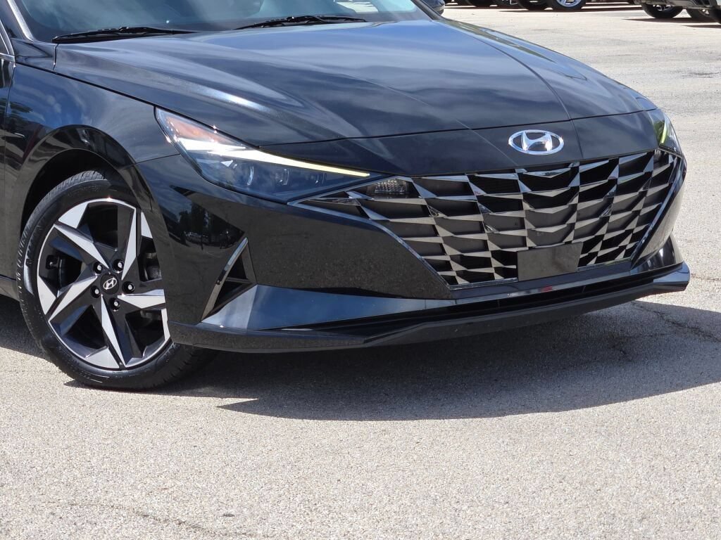 Used 2022 Hyundai Elantra Limited w/ Cargo Package FWD image 2