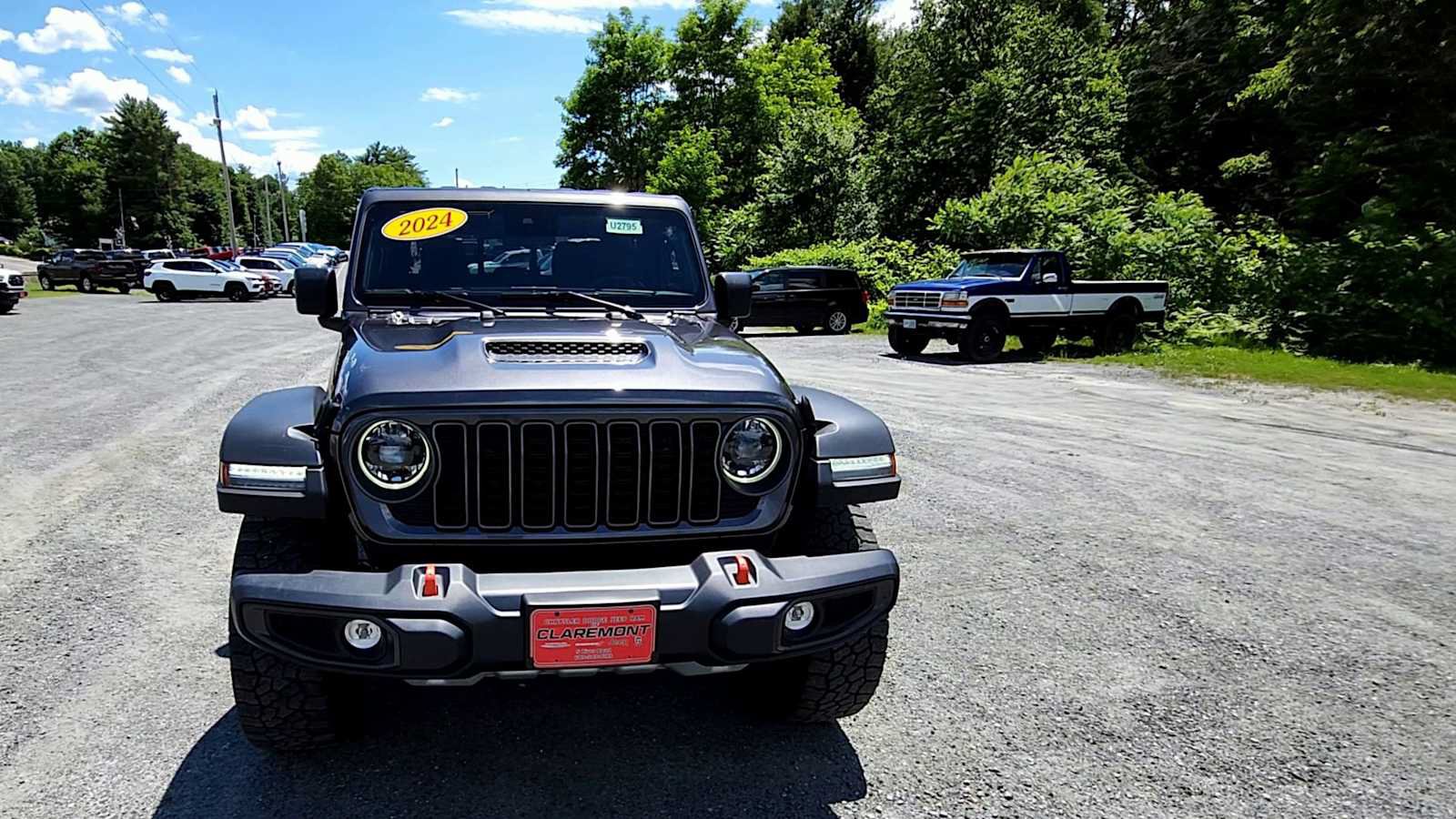 Used 2024 Jeep Gladiator Mojave w/ Convenience Group AWD/4WD image 3