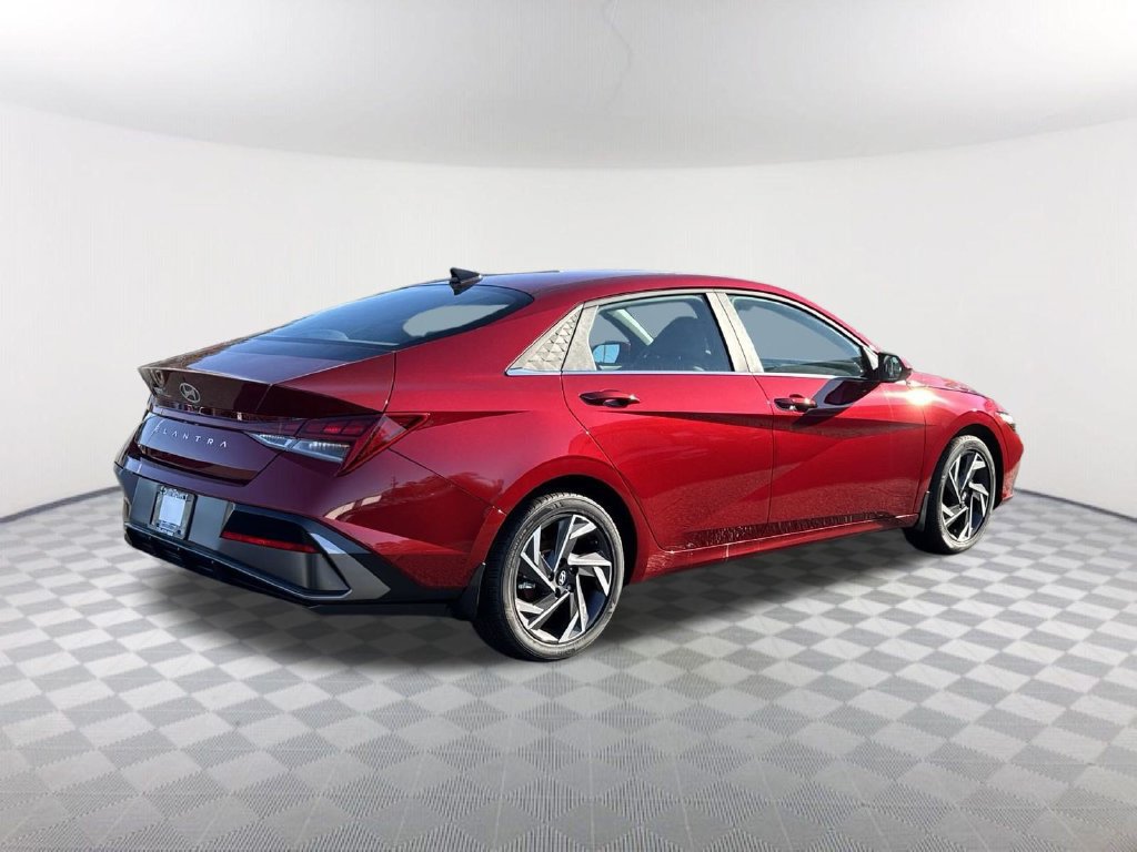 Used 2025 Hyundai Elantra SEL FWD image 5