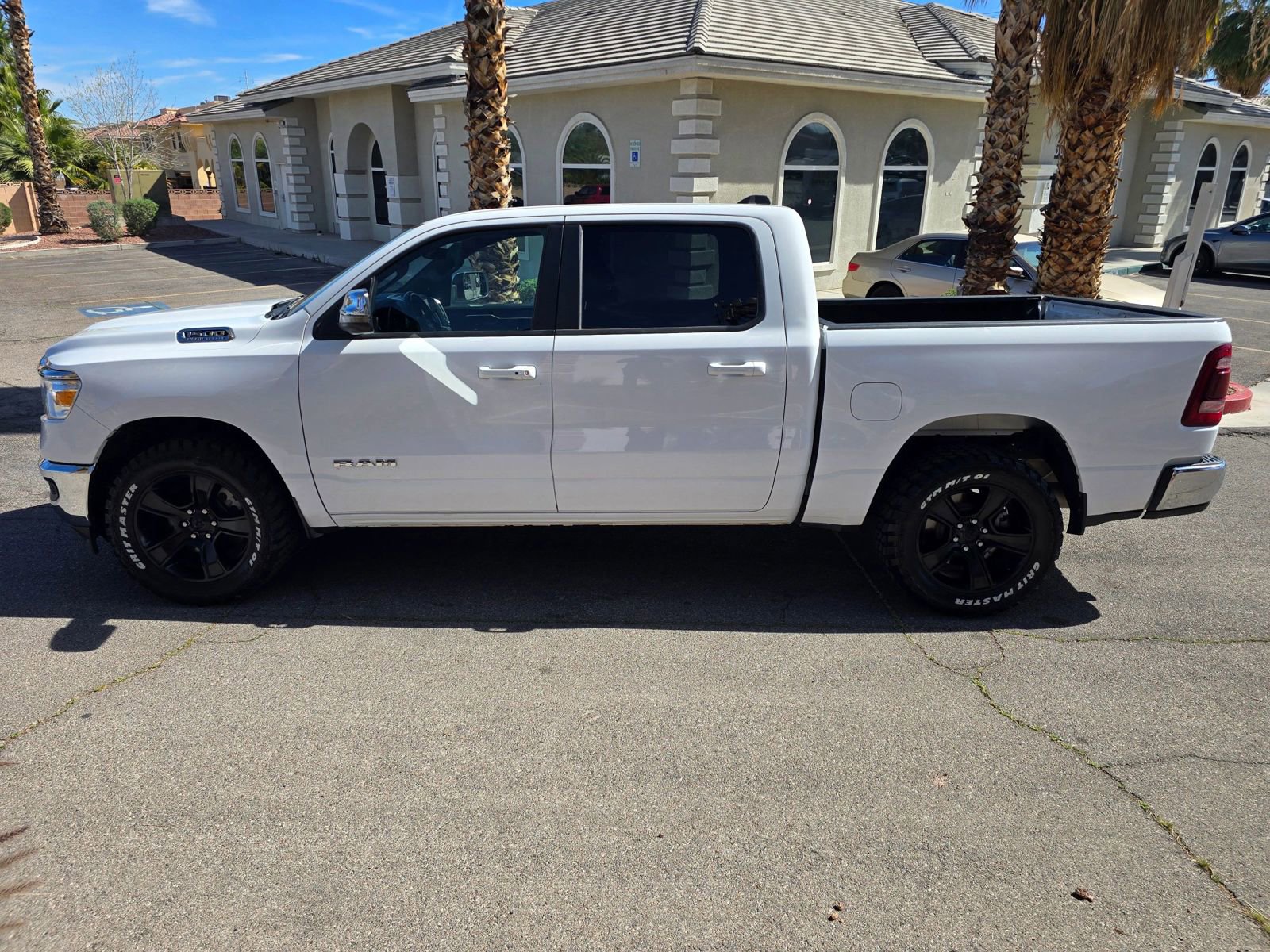 Used 2024 RAM 1500 Laramie AWD/4WD image 4