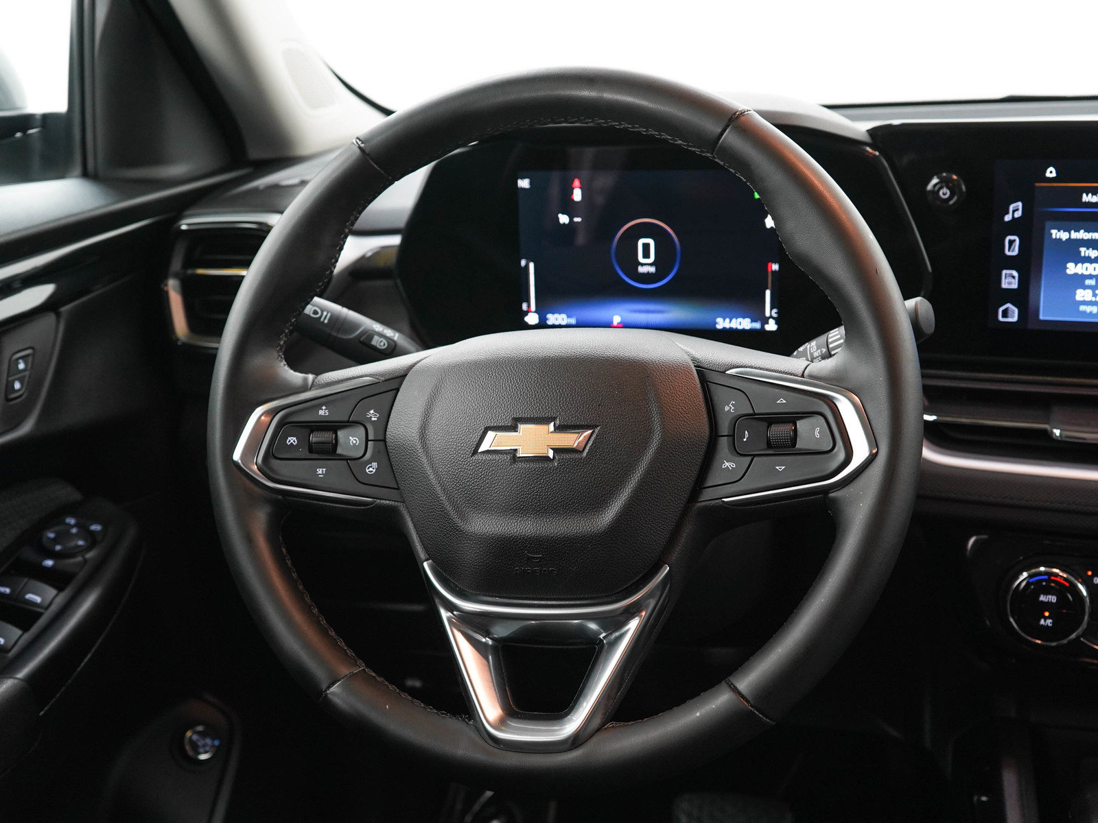 Used 2024 Chevrolet TrailBlazer LT w/ Convenience Package FWD image 17