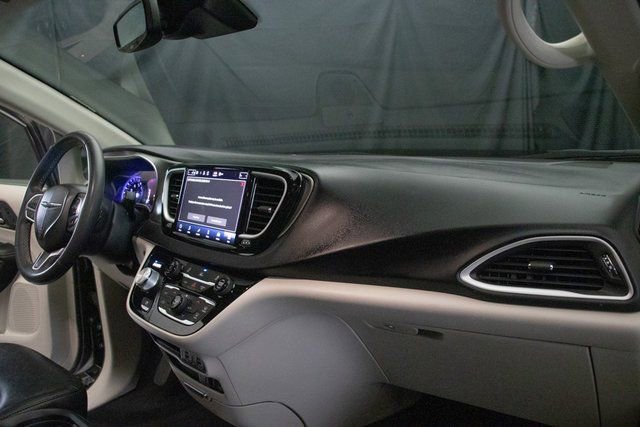 Used 2022 Chrysler Pacifica Touring-L image 15