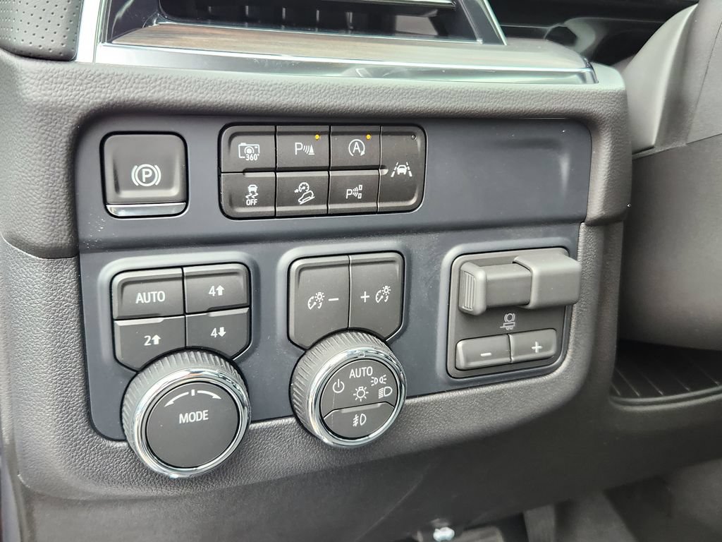 New 2025 Chevrolet Suburban Premier w/ Sun And Tow Package AWD/4WD image 18
