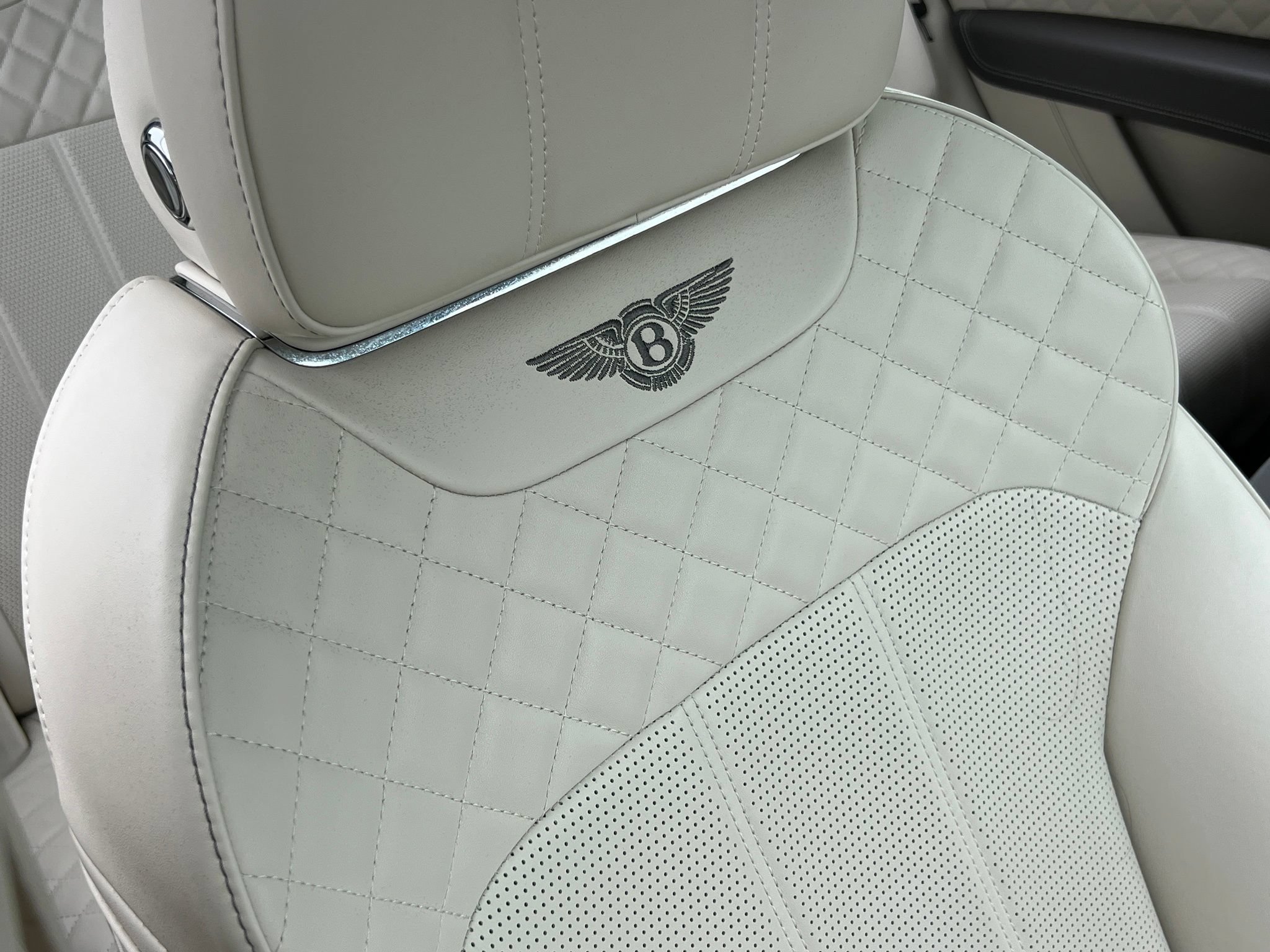 Used 2018 Bentley Bentayga AWD/4WD image 45